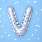 Folija balon slovo V srebrne boje 102cm napunjen helijumom