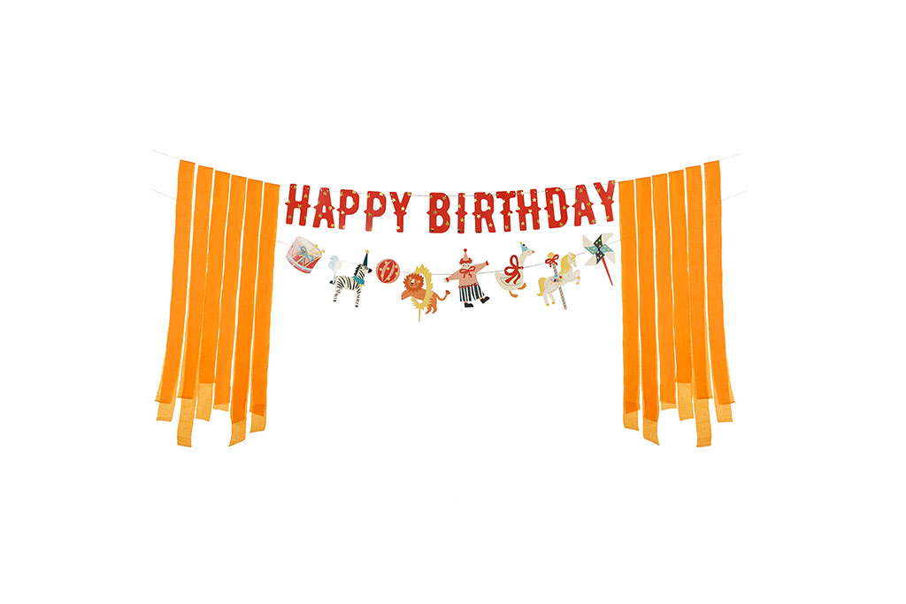 Baner Cirkus Happy Birthday 275cm – crvena HAPPY BIRTHDAY slova sa cirkuskim motivima (klaun, lav, zebra) i narandžastim krep resama na stranama