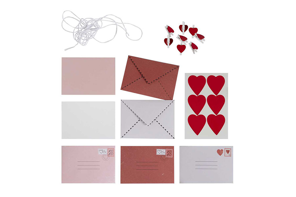 Baner Valentines Love Note 1.5m – roze i bordo koverte sa srcima, belim štipaljkama i stikerima za DIY ljubavnu girlandu