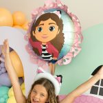 Gabina kućica okrugli balon - Gabi u roze kaputu sa mašnama i cvetićima oko okvira 52cm