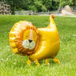 Hodajući balon lavić žuti sa grivom hoda po travi