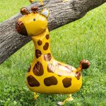Hodajući balon žirafa braon sa tačkama hoda po travi