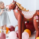 Konjić Airwalker stojeći balon braon sa cvećem i sedlom