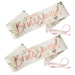 Lente Bridesmaid floralne 2 kom – dve bele scalloped lente sa rose gold cursive Bridesmaid natpisom, cvetnim akvarel dezenom i roze satenskim trakama