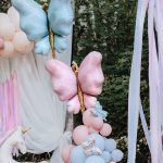Leptir roze pastelni balon sa tačkama i zlatnim telom
