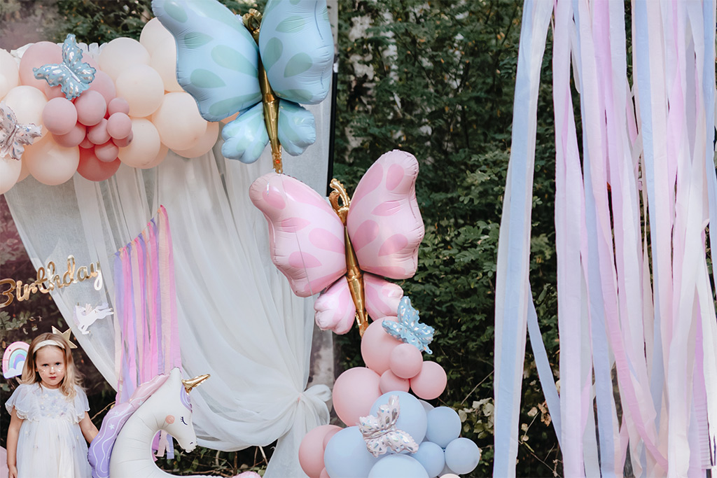 Leptir roze pastelni balon Leptir roze pastelni balon sa tačkama i zlatnim telom