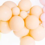 Mat kajsija latex balon u pastelnoj breskva boji napunjen helijumom