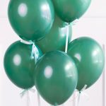 Mat tamno zelena balon napunjen helijumom sa belom trakom i tegom