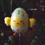 Pile balon supershape žuto pile iz jajeta sa cvetnim ukrasima
