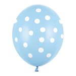 Svetlo plavi balon sa belim tufnama napunjen helijumom sa trakom i tegom