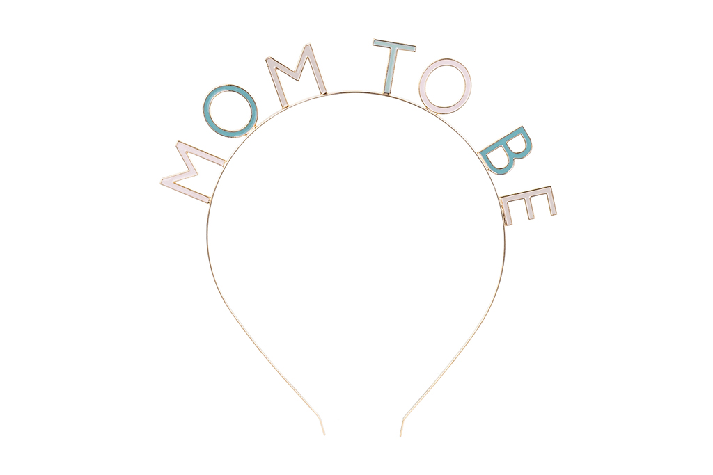 Rajf Mom to be zlatni pastel emajl – zlatni metalni rajf sa pastel emajl slovima MOM TO BE u tirkiznoj, belo-roze, tirkiz-zelenoj i svetlo roze boji