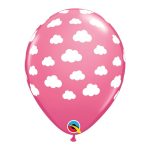 Roze latex balon sa belim oblačićima napunjen helijumom sa tegom